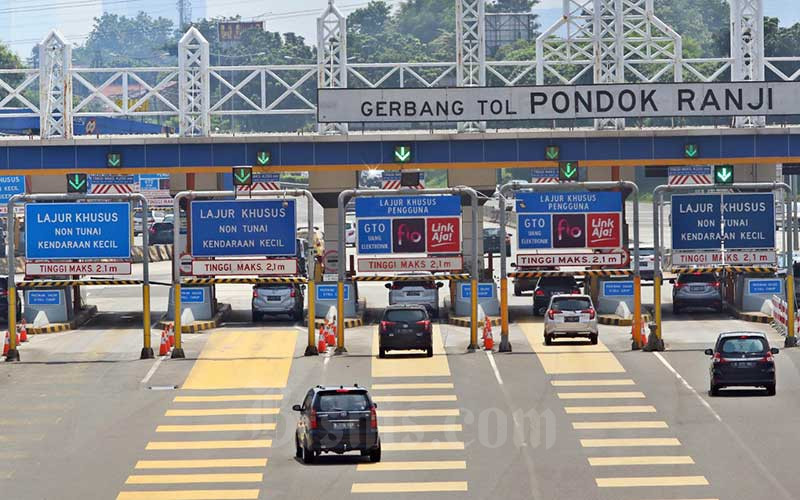 Sejumlah mobil memasuki gerbang tol Pondok Ranji di Tangerang Selatan, Banten, Minggu (15/3/2020). Bisnis - Eusebio Chrysnamurti