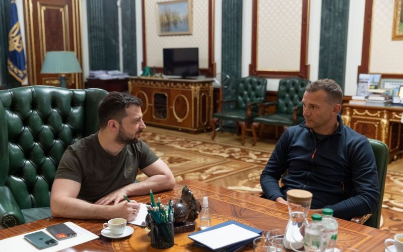 Presiden Ukraina Volodymyr Zelensky saat berbincang dengan legenda sepak bola Ukraina Andriy Shevchenko. - Sumber: Laman resmi Presiden Ukraina
