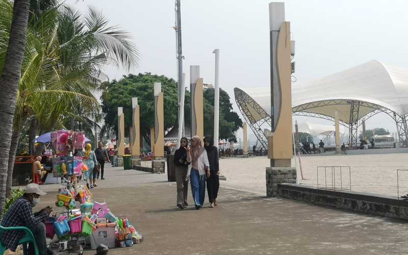 Pengunjung di tempat wisata Pantai Ancol, tampak sudah tidak memakai masker, menyusul pelonggaran masker di ruang terbuka, Kamis (19/5/2022)  -  Pernita Hestin Untari