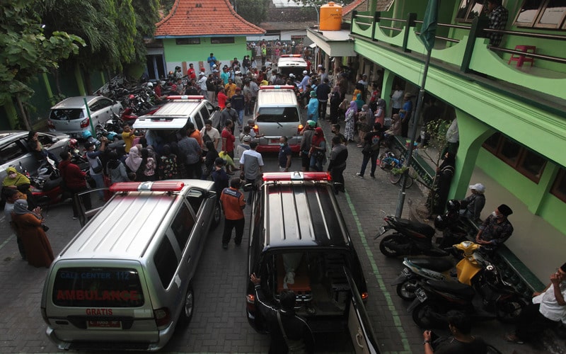 Petugas dan warga mengangkat jenazah korban kecelakaan bus pariwisata untuk dishalatkan sebelum dimakamkan di Makam Islam Benowo, Surabaya, Jawa Timur, Senin (16/5/2022). - Antara/Didik Suhartono.