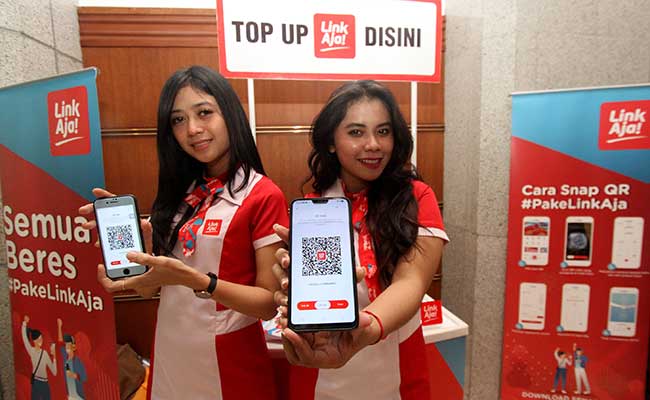 Sales Promotion Girl (SPG) menunjukkan aplikasi LinkAja di Jakarta. Bisnis - Arief Hermawan P