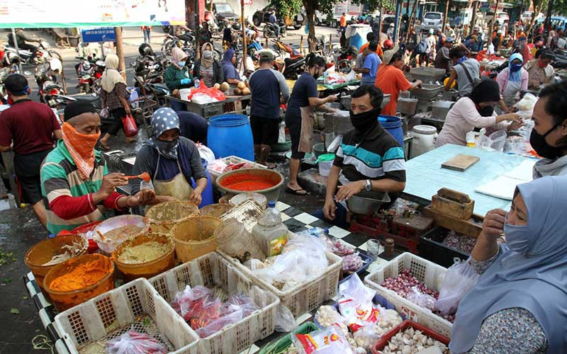 Pedagang melayani pembeli di pasar Pondok Labu, Jakarta, Kamis (23/4/2020). Bisnis - Arief Hermawan P