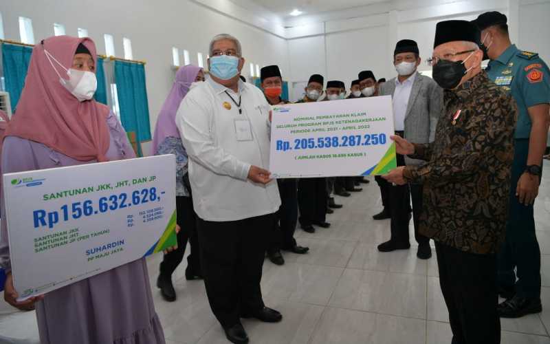 Wapres Ma'ruf Amin menyerahkan bansos kepada masyarakat Kendari, Sulawesi Tenggara, Kamis (19/5/2022)  -  Setwapres