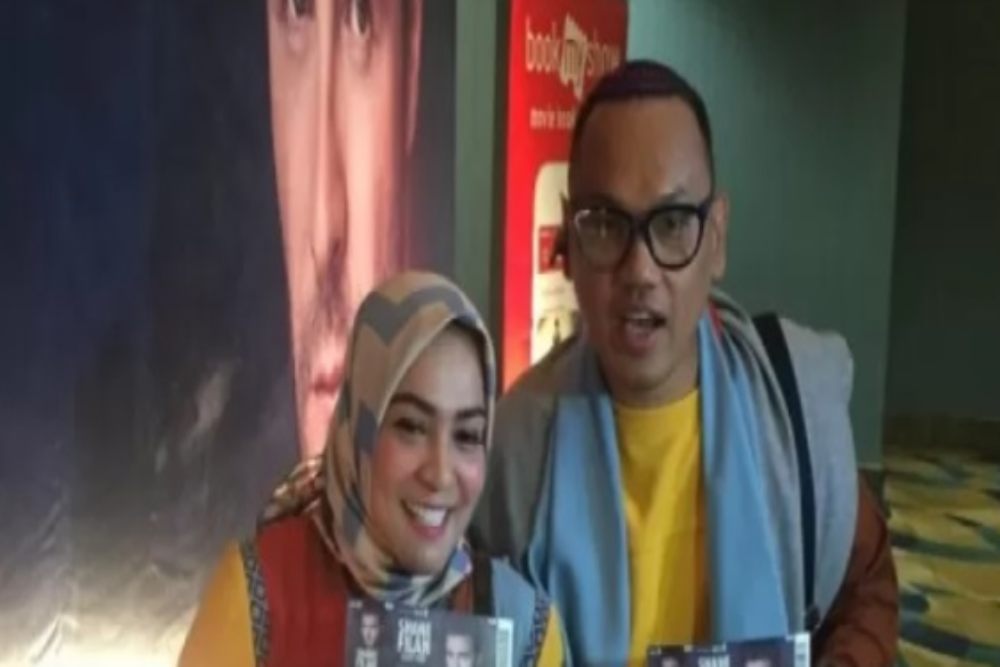 Uya Kuya (kanan) bersama istri Astrid (kiri) sesaat sebelum menonton konser Shane Filan di The Hall Senayan Jakarta, Selasa (14/3/2022). - Antara