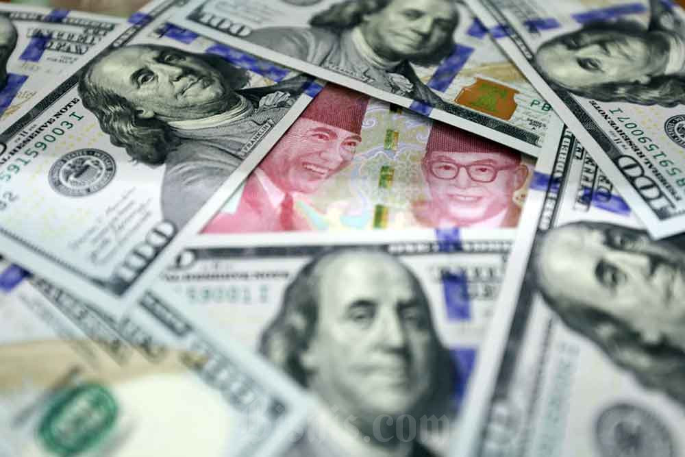 Uang dolar dan rupiah di Dolarindo Money Changer, Jakarta, Selasa (26/4/2022) Bisnis - Himawan L Nugraha