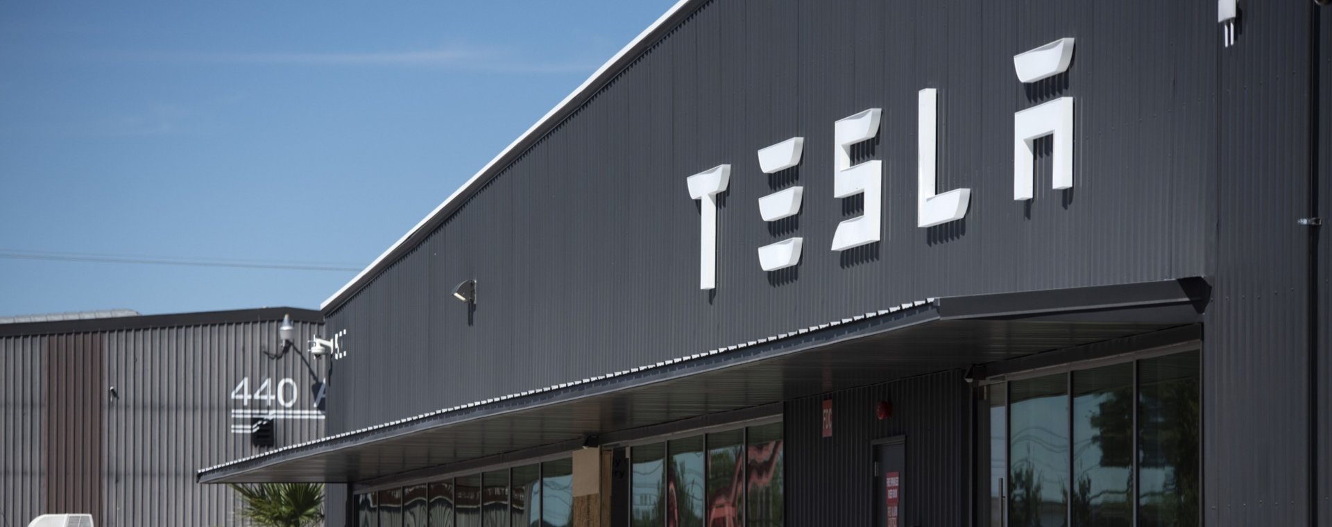 Papan nama Tesla di luar showroom di South Austin, Amerika Serikat, Sabtu, (16/10 - 2021). Bloomberg / Mark Felix