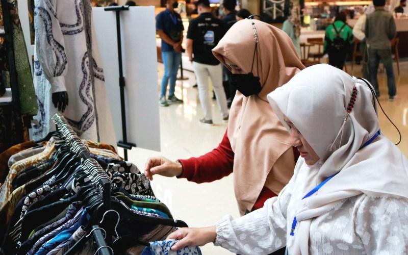 Ilustrasi - Pengunjung Pollux Mall Paragon Semarang melihat produk UMKM yang dipamerkan dalam acara UMKM Gayeng 2022, Rabu (20/4/2022). - Bisnis/Muhammad Faisal Nur Ikhsan.