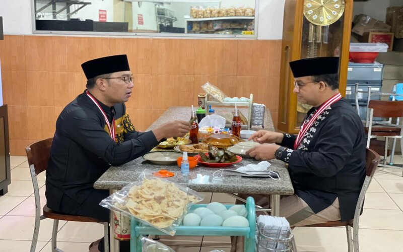 Gubernur Jawa Barat Ridwan Kamil dan Gubernur DKI Anies Baswedan sarapan kuliner khas Sumedang 2021 lalu. - Istimewa