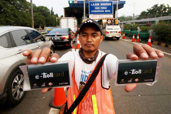 Petugas memperlihatkan kartu transaksi pembayaran tol non-tunai di gerbang tol Pejompongan, Jakarta, Selasa (12/9). - ANTARA/Rivan Awal Lingga