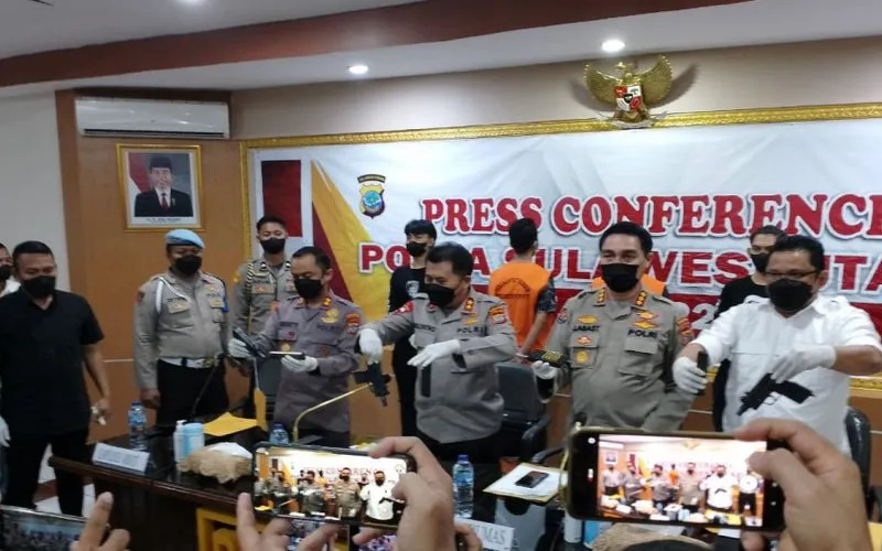 Kapolda Irjen Pol. Mulyatno (Kedua kiri), menunjukkan barang bukti senjata api yang diamankan pada saat keterangan pers di Manado, Jumat (20/5). - Antara/Jorie Darondo
