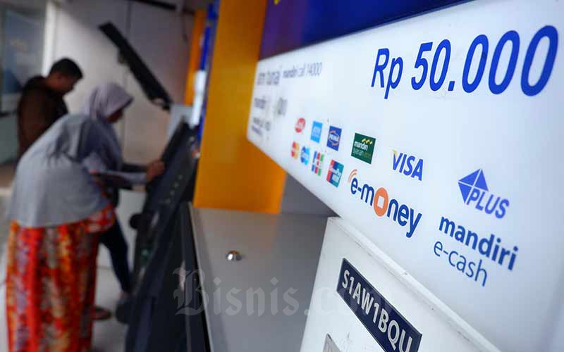 Nasabah melakukan transaksi elektronik lewat ATM Bank Mandiri di Jakarta, Senin (1/10/2019). Bisnis - Nurul Hidayat