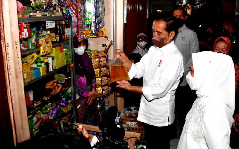 Presiden Jokowi dan Ibu Iriana Joko Widodo memeriksa harga minyak goreng curah di Pasar Muntilan, Magelang, Sabtu (21/5/2022)  -  Rusman / Biro Pers Sekretariat Presiden 
