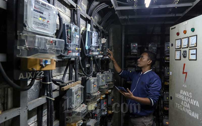Warga melakukan pengisian listrik prabayar di Rumah Susun Benhil, Jakarta, Senin (14/2/2022). Bisnis - Eusebio Chrysnamurti