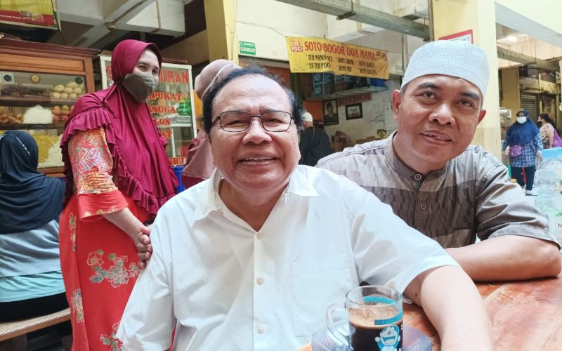 Ekonom Senior Rizal Ramli saat blusukan ke Pasar Kramat Jati, Jakarta Timur pada Jumat 1 April 2022 untuk memantau langsung perkembangan harga bahan pokok menjelang Ramadan dan Iduliftri 2022  -  Bisnis/Rahmad Fauzan
