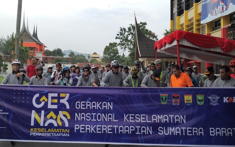 Sejumlah warga mengikuti kegiatan Gerakan Nasional Keselamatan Perkeretaapian yang dilakukan dengan cara bersepeda santai di Kota Padang, Sumatra Barat, Sabtu (21/5/2022). - Bisnis/Noli Hendra.