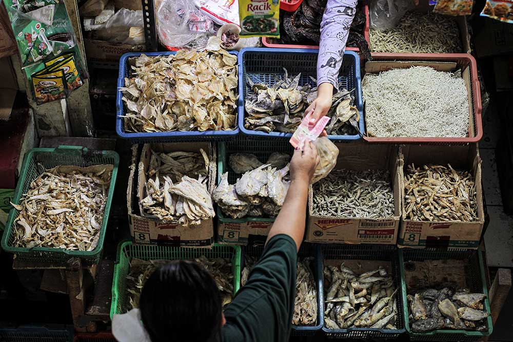 Pedagang melayani pembeli di Pasar Karbela, Jakarta, Senin (9/5/2022).  - Antara Foto/Dhemas Reviyanto