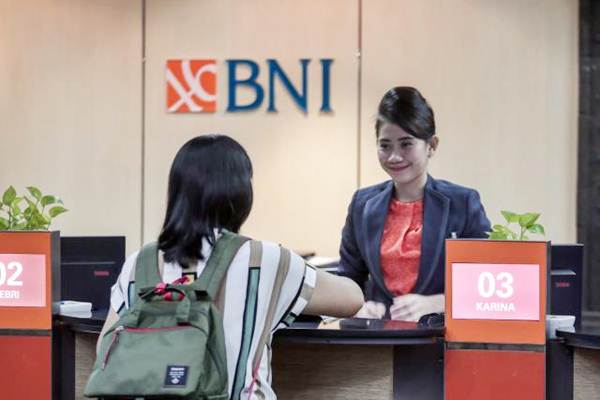 Karyawati Bank BNI (kanan) melayani nasabah di Jakarta, Selasa (6/11/2018). - JIBI/Felix Jody Kinarwan