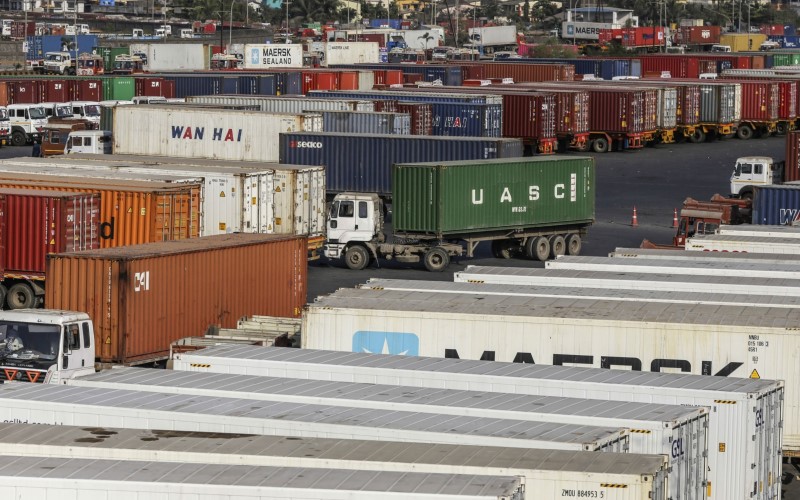 Terminal kontainer peti kemas di India.  - Bloomberg