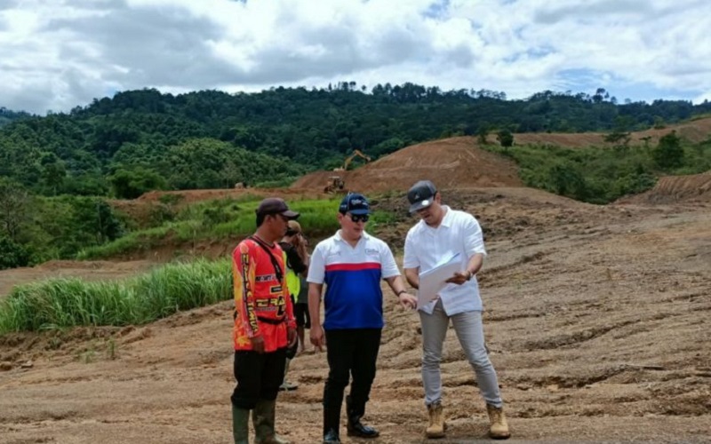 Tommy Soeharto sedang mengarahkan proses pembangunan awal Lapangan Golf New Palm Hill Eco Green di dekat Circuit Sentul Bogor, Kamis 16 Desember 2021. - Antara
