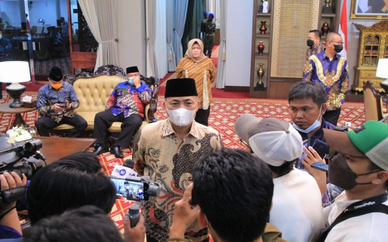 Plh Bupati Musi Banyuasin Apriyadi memberikan keterangan pers usai menerima SK dari Gubernur Sumsel Herman Deru.  - Istimewa