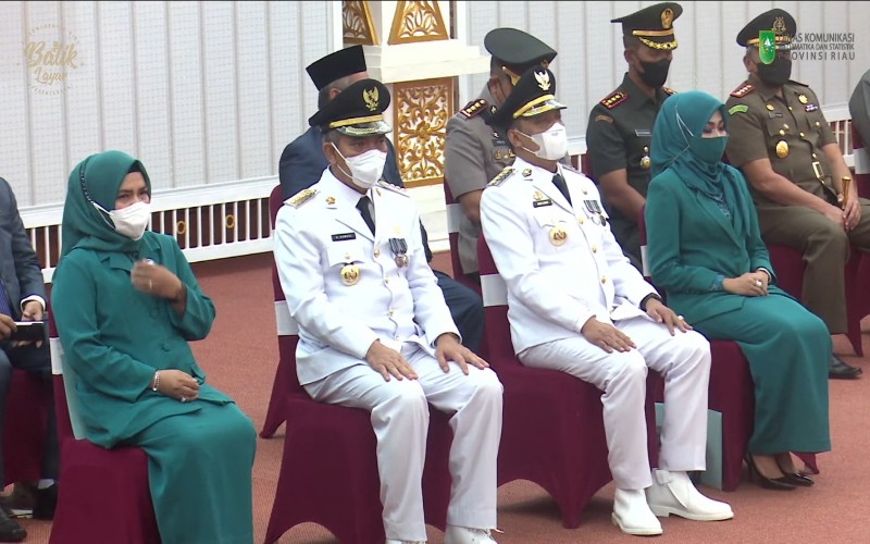 Penjabat Wali Kota Pekanbaru Muflihun (kedua kanan) beserta istri dan Penjabat Bupati Kampar Kamsol (kedua kiri) saat momen pelantikan keduanya, Senin (23/5 - 2022). Istimewa