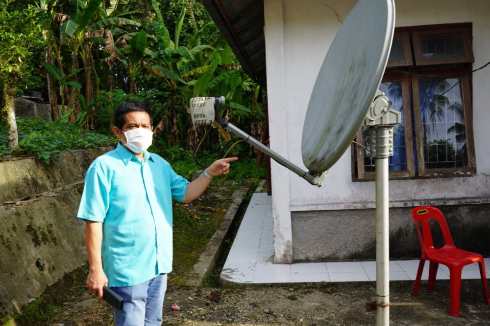 Warga di Kepulauan Nias memperlihatkan sarana pemancar internet di kabupaten tersebut  -  Istimewa