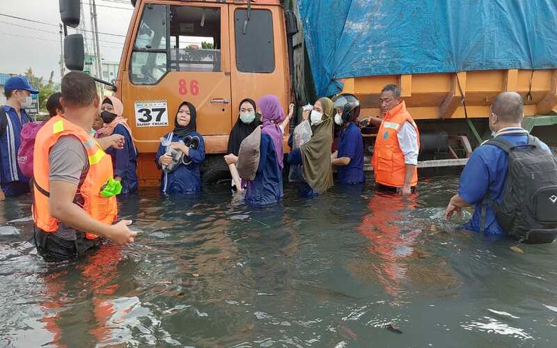 Banjir merendam kawasan Tanjung Emas Semarang. - Bisnis/Alif Nazzala R.