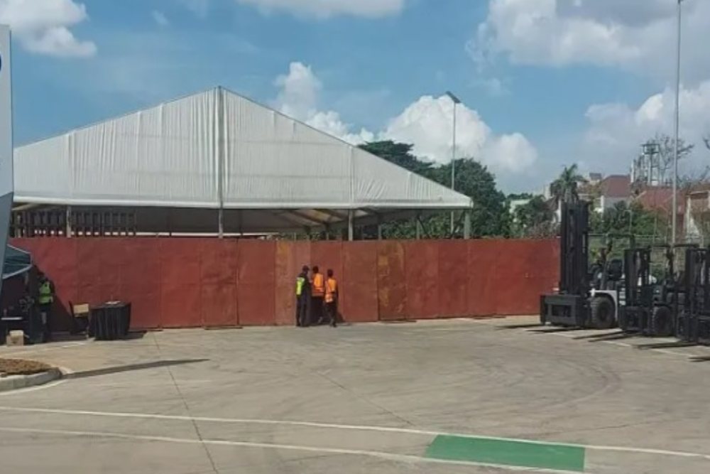 Lokasi penyimpanan sementara kargo berisi bagian-bagian mobil balap Formula E di sisi timur Jakarta International Stadium (JIS), Jakarta Utara, Senin (23/5/2022). - Antara
