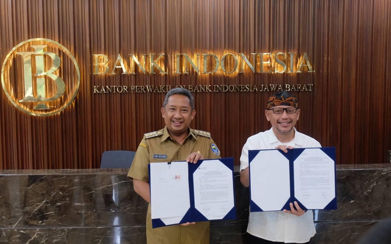 Wali Kota Bandung Yana Mulyana bersama Kepala Kantor Perwakilan BI Jabar Herwanto