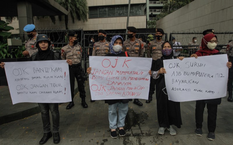 Nasabah gagal bayar klaim polis asuransi AJB Bumiputera melakukan aksi di depan kantor Otoritas Jasa Keuangan (OJK), Jakarta, Senin (23/5/2022). Bisnis - Fanny Kusumawardhani