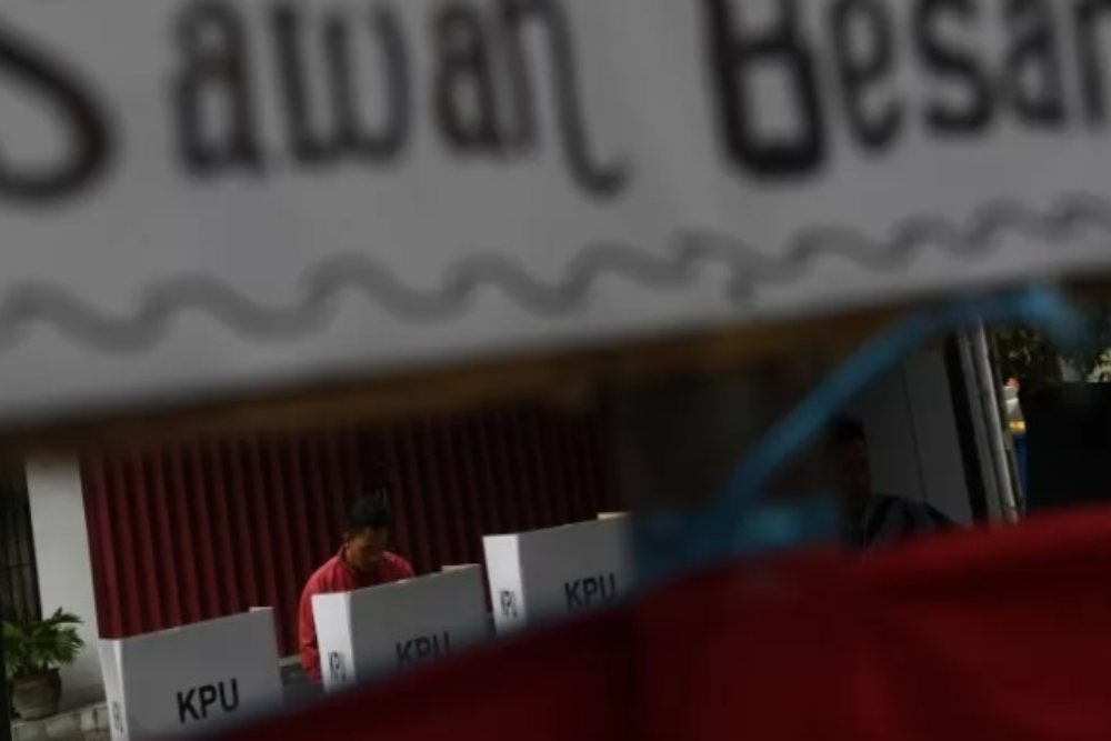 Dokumentasi - Warga menggunakan hak politiknya ketika mengikuti Pemungutan Suara Ulang (PSU) Pemilu 2019 di TPS 02, Pasar Baru, Jakarta, Sabtu (27/4/2019). - Antara