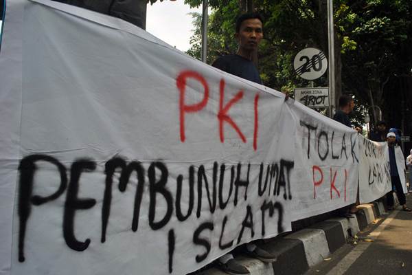 Massa yang tergabung dalam Forum Umat Islam, Dewan Dakwah Islamiyah Indonesia dan MUI Kota Bogor melakukan aksi penolakan terhadap paham komunis PKI di Gedung DPRD Kota Bogor, Jawa Barat - Antara