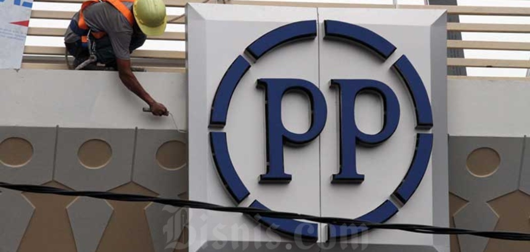 Pekerja beraktivitas di dekat logo PT PP Properti Tbk. di Depok, Jawa Barat, Sabtu (9/5/2020). - Bisnis/Dedi Gunawan