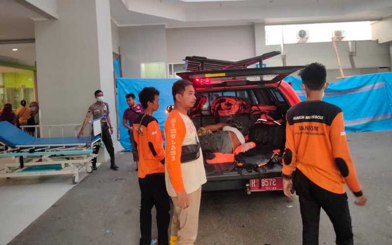 Proses evakuasi korban banjir rob di Semarang, Jawa Tengah  -  BNPB