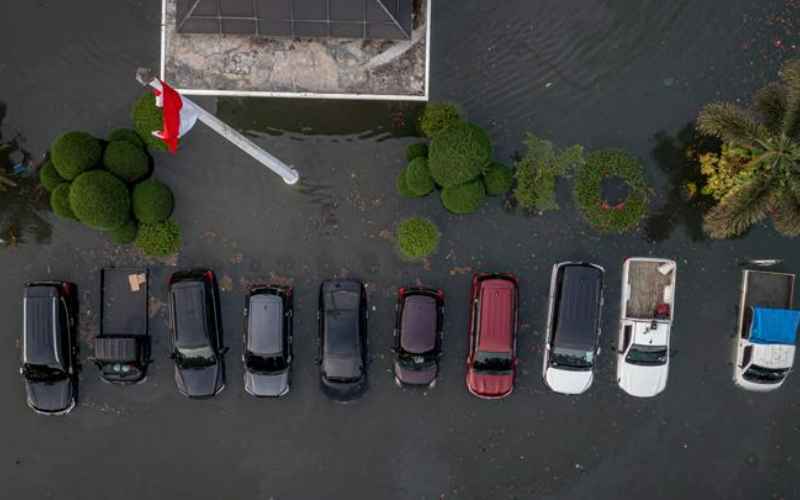 Foto sejumlah mobil terendam banjir rob di Semarang - Antara/Aji Styawan