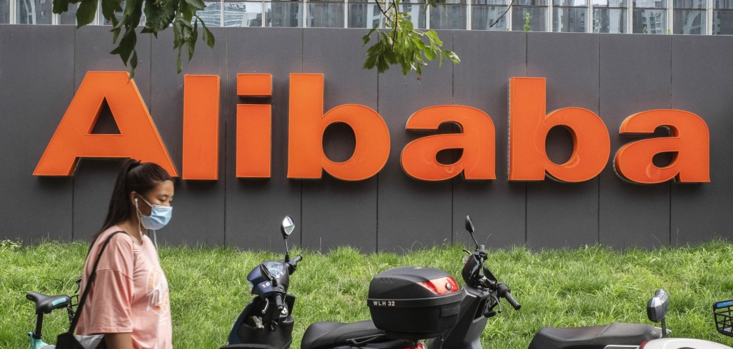 Pejalan kaki melewati kantor Alibaba Group Holding Ltd. di Beijing, China, Rabu (19/8/2020). - Bloomberg/Gilles Sabrie