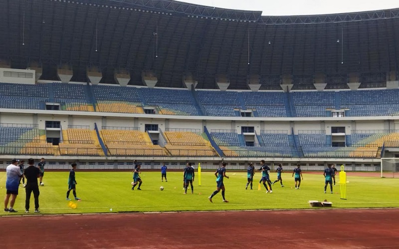 Pemain Persib kembali berlatih di Stadion Gelora Bandung Lautan Api (GBLA). - Bisnis/Dea Andriyawan