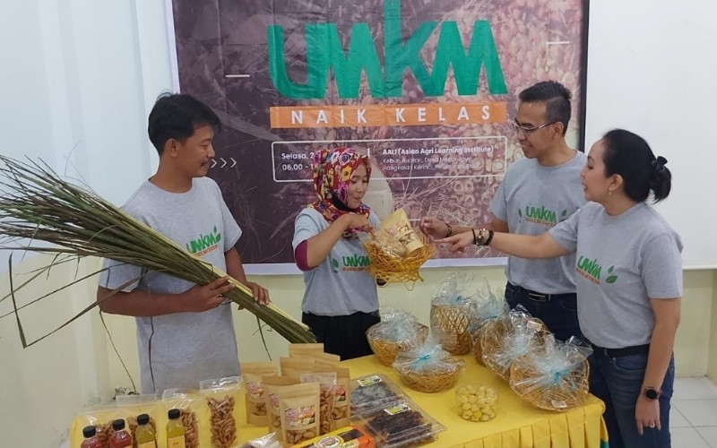 Manager Sustainability Operation and CSR Asian Agri Putu Grhyate Yonata Aksa (kedua kanan) dan Senior Manager Corcomm Asian Agri Dinna Permana (kanan) melihat produk yang dibawa oleh peserta pelatihan UMKM Naik Kelas, di Asian Agri Learning Institute, Pelalawan Riau, Selasa (24/5/2022). Asian Agri terus menunjukkan dukungannya untuk mewujudkan pertumbuhan inklusif di desa-desa seputar operasional perusahaan khususnya di Riau, Sumatra Utara, dan Jambi.  - Istimewa