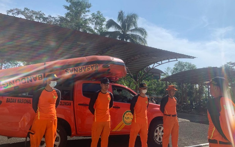 Kantor SAR Bandung mengerahkan tim rescue dari Pos SAR Tasikmalaya untuk mencari nelayan hilang di perairan Sayangheulang.
