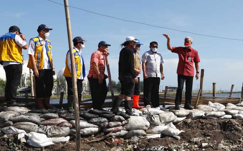 Gubernur Jateng Ganjar Pranowo meninjau tanggul jebol di Kawasan Tanjung Emas Semarang. - Istimewa.