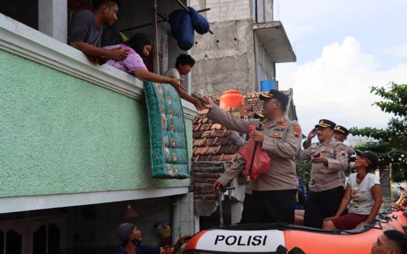 Kapolres Demak AKBP Budi Adhy Buono bersama pejabat utama Polres Demak meninjau lokasi banjir rob di wilayah Kecamatan Sayung, Kabupaten Demak, pada Selasa (24/5/2022). - Istimewa/Polda Jateng