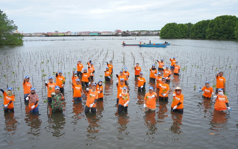 PT Pupuk Kalimantan Timur (PKT) gelar Employee Volunteering Program dengan melibatkan para karyawan dalam kegiatan penanaman 1.500 bibit mangrove, guna mendukung pelestarian ekosistem di perairan Bontang. - JIBI / Istimewa