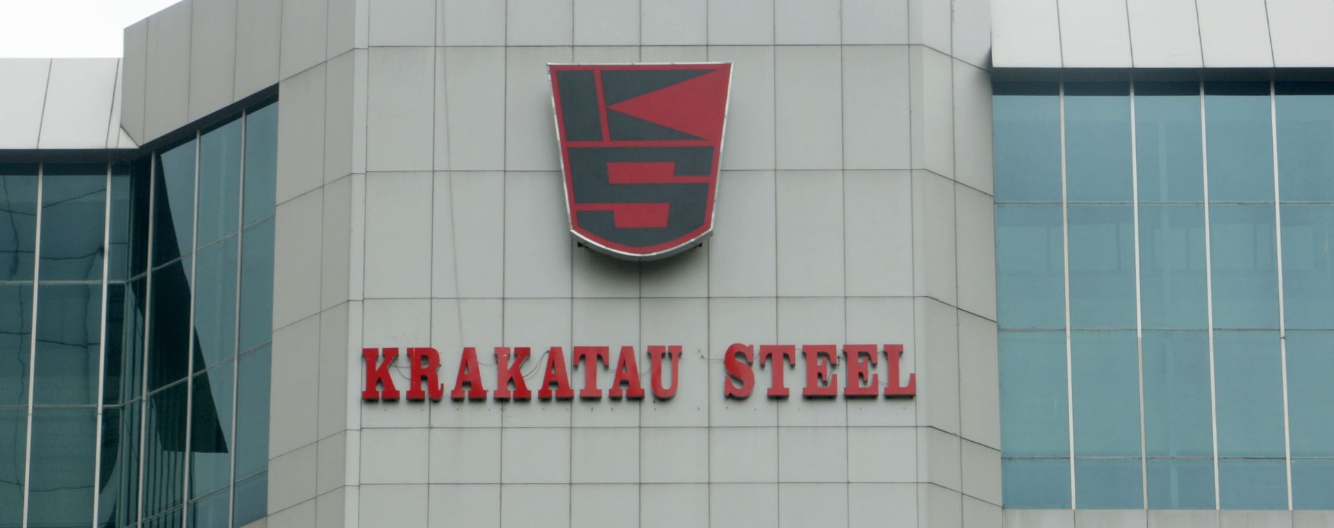 Logo Krakatau Steel dipajang di kantor pusatnya di Jakarta, Rabu (7/1 - 2009). Bloomberg/Dimas Ardian