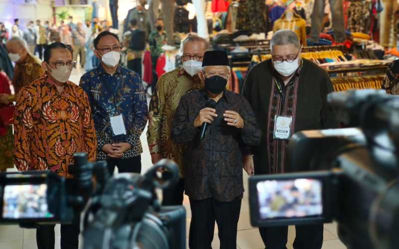 Wapres Ma'ruf Amin (tengah, pegang mikrofon) saat konferensi pers usai acara Peluncuran The State of The Global Economy Report (SGIE Report) 2022 di Jakarta, Selasa (24/5/2022)  -  Aprianus Doni Tolok 