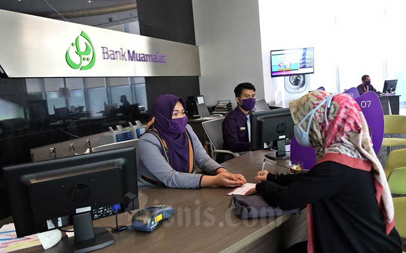 Karyawan melayani nasabah di Kantor Pusat Bank Muamalat, Jakarta, Senin (7/9/2020). Bisnis - Eusebio Chrysnamurti