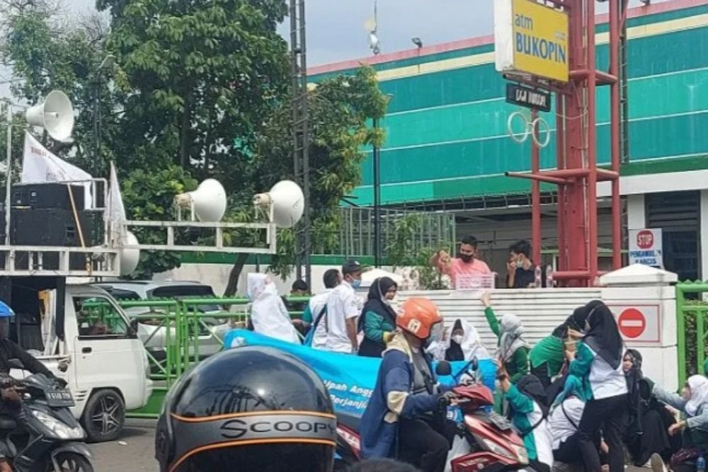 Unjuk rasa di Jalan Pahlawan Revolusi, Pondok Bambu, Jakarta, Rabu (25/5/2022). - Antara