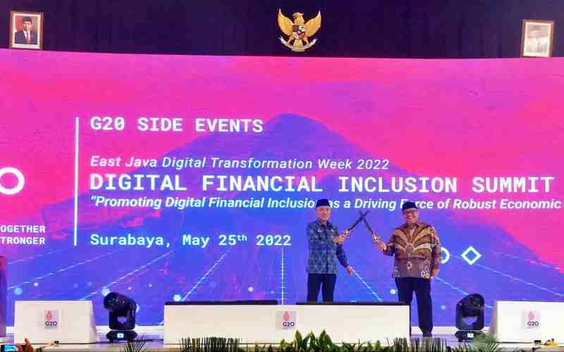 Kepala Perwakilan Bank Indonesia - Jatim Budi Hanoto (kanan) dan Sekdaprov Jatim Wahid Wahyudi (kiri) saat pembukaan G20 Side Event bertajuk Digital Financial Inclusion Summit di JW Marriott Surabaya, Rabu (25/5 - 2022). Bisnis / Syaharuddin Umngelo