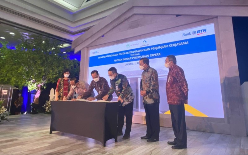 Penandatanganan Nota Kesepahaman antara BP Tapera, Bank BTN, dan Perum Perumnas tentang Proyek Inisiasi Penyaluran Pembiayaan Tabungan Perumahan Rakyat, di Jakarta, Kamis (20/5/2021) - M.Richard