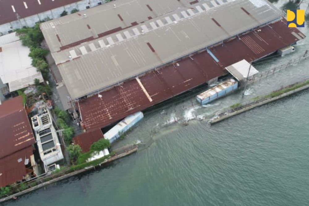 Tanggul jebol hingga menyebabkan banjir roby di kawasan Pelabuhan Tanjung Emas pada Senin (23/5 - 2022) / Dok. Kementerian PUPR