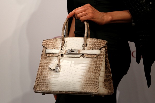 Tas Birkin terbuat dari kulit buaya Himalaya dari rumah mode Hermes - Reuters